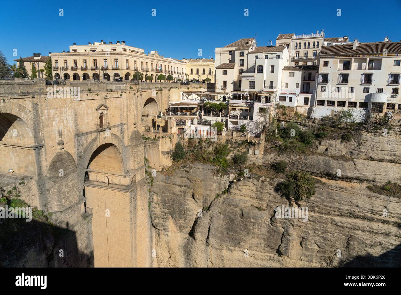 Die Steinbrücke Puente Nuevo aus dem 18. Jahrhundert überquert den El Tajo Canyon über den Fluss Guadalevin, die die neue Stadt und die Altstadt von Ronda in Spanien verbindet. Die vom Architekten José Martin de Aldehuela entworfene Brücke dauerte 34 Jahre und überspannte eine 390 Meter lange Schlucht. Stockfoto