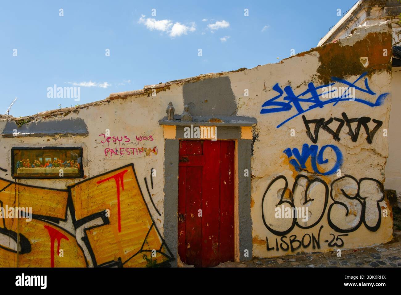 Lissabon, Portugal - 14. Mai 2025: Botschaft auf der städtischen Straße in Lissabon über Jesus und palästina Stockfoto