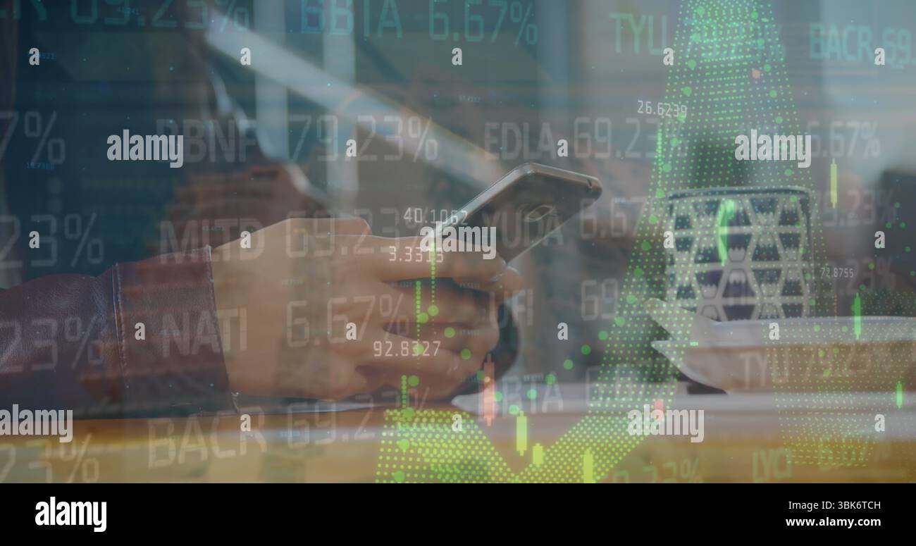 Smartphone in der Hand, Frau in brauner Jacke, die sich Aktienkarten am Bürotisch mit Reisebecher ansieht Stockfoto