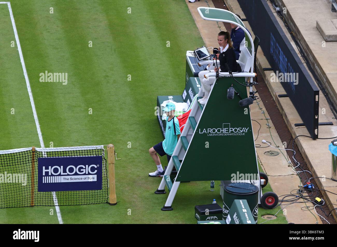 Berlin, Deutschland - 16. Juni 2025: Schiedsrichter auf der Position beim WTA 500 Berlin Tennis Open by HYLO Spiel Mirra ANDREEVA gegen Magdalena FRECH (Polen) im Rot Weiss Tennis Club Stockfoto