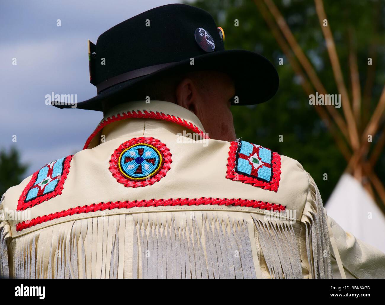 Die Anwesenheit eines nordamerikanischen Eingeborenen während des Vatertages Pow Wow in Vancouver Stockfoto