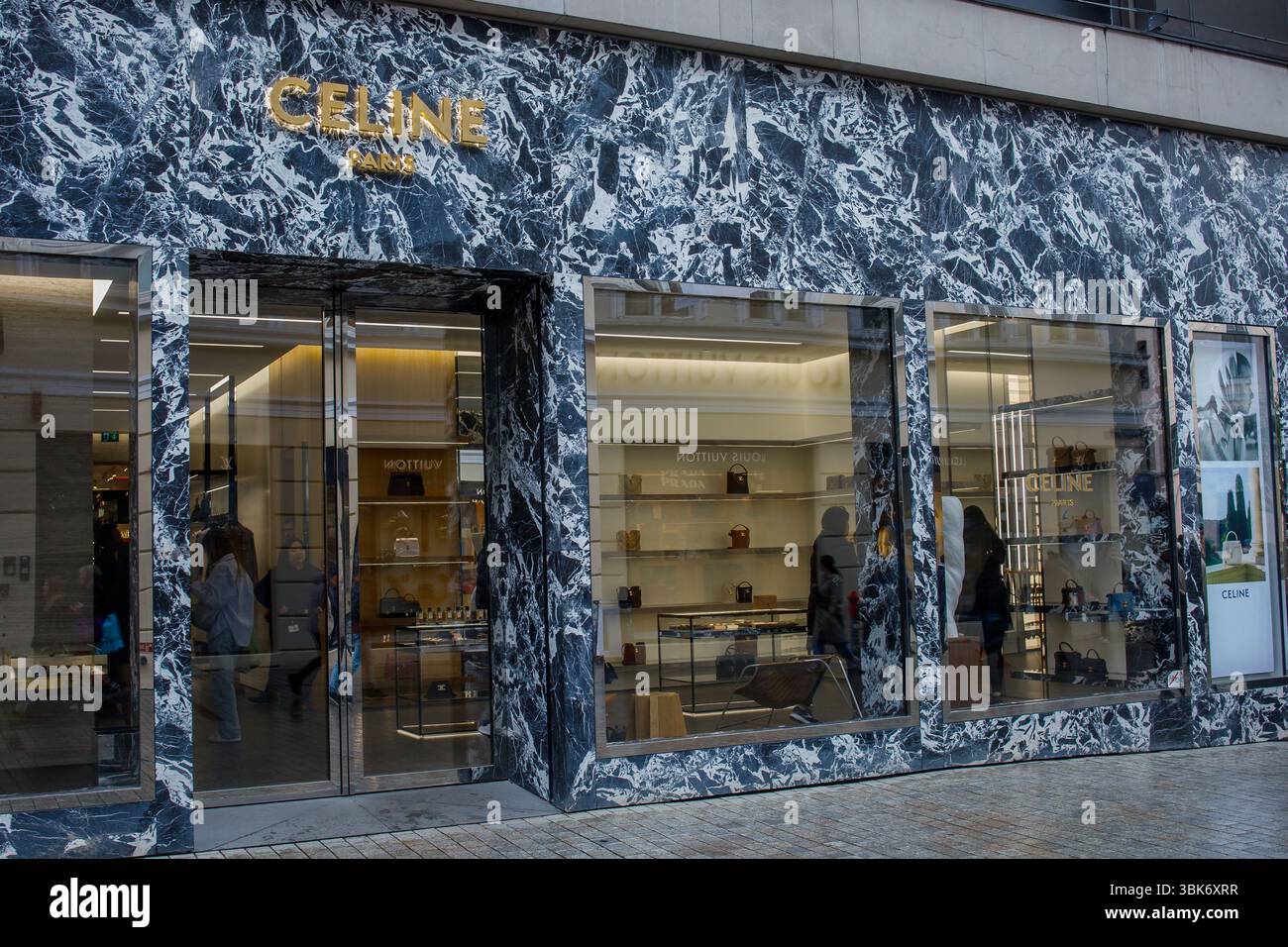 Celine Luxus-Shop-Fassade, Logo-Schild und Eingang. Französisches Modegeschäft in Kopenhagen Long Shopping Street. Stockfoto