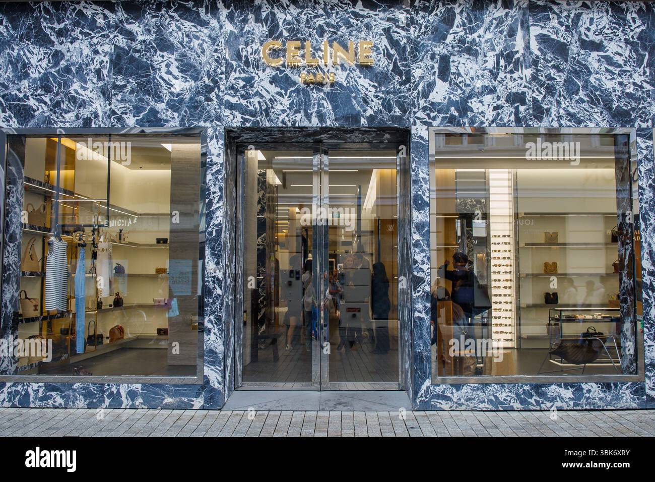 Celine Luxus-Shop-Fassade, Logo-Schild und Eingang. Französisches Modegeschäft in Kopenhagen Long Shopping Street. Stockfoto