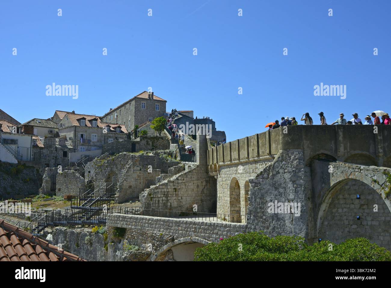 Verteidigungsmauern von Dubrovnik, die das historische Zentrum von Dalmatien, Kroatien umgeben Stockfoto