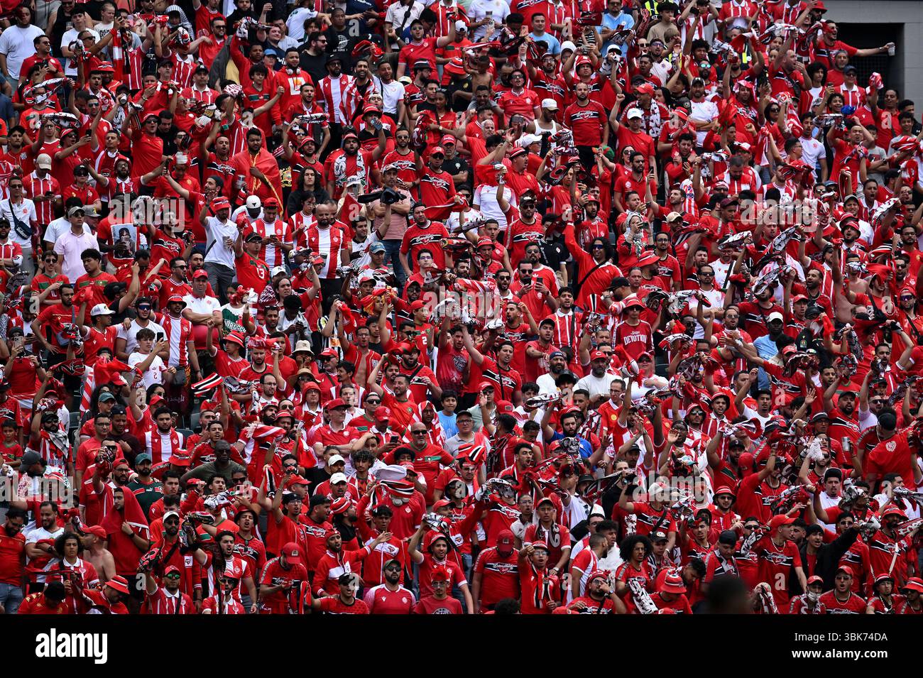 Philadelphia, USA. Juni 2025. Die Fans von Wydad AC jubeln beim Gruppenspiel der FIFA Club-Weltmeisterschaft 2025 zwischen Manchester City FC und Wydad AC im Lincoln Financial Field in Philadelphia, PA, am 18. Juni 2025. (Foto: Anthony Behar/SIPA USA) Credit: SIPA USA/Alamy Live News Stockfoto