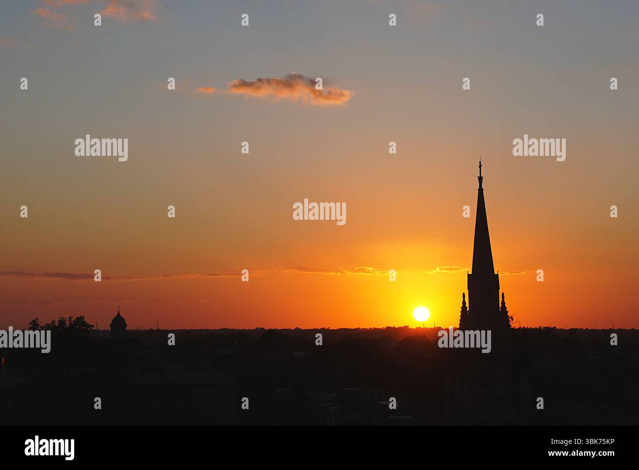 Charleston Sundown, untergehende Sonne von der Dachterrasse der Watch im Zentrum von Charleston, South Carolina, USA Stockfoto