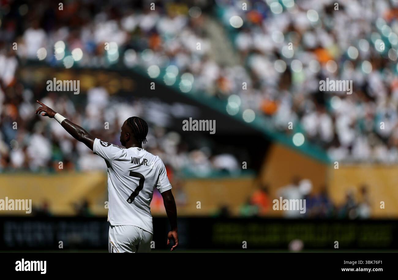 Miami, USA. Juni 2025. Vinicius Junior von Real Madrid Gesten während des Gruppenspiels H zwischen Real Madrid C. F. aus Spanien und Al Hilal aus Saudi-Arabien bei der FIFA Club-Weltmeisterschaft 2025 im Hard Rock Stadium, Miami, USA, 18. Juni 2025. Quelle: Li Ming/Xinhua/Alamy Live News Stockfoto