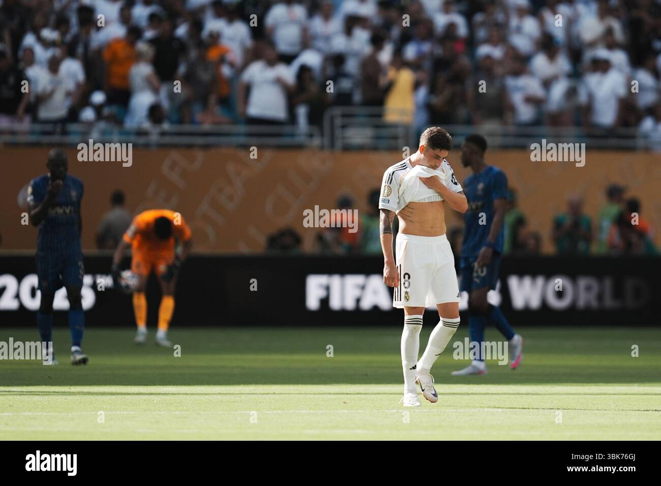 Miami, USA. Juni 2025. Federico Valverde von Real Madrid reagiert auf das Spiel der Gruppe H zwischen Real Madrid C. F. aus Spanien und Al Hilal aus Saudi-Arabien bei der FIFA Club-Weltmeisterschaft 2025 im Hard Rock Stadium, Miami, USA, am 18. Juni 2025. Quelle: Huang Zongzhi/Xinhua/Alamy Live News Stockfoto