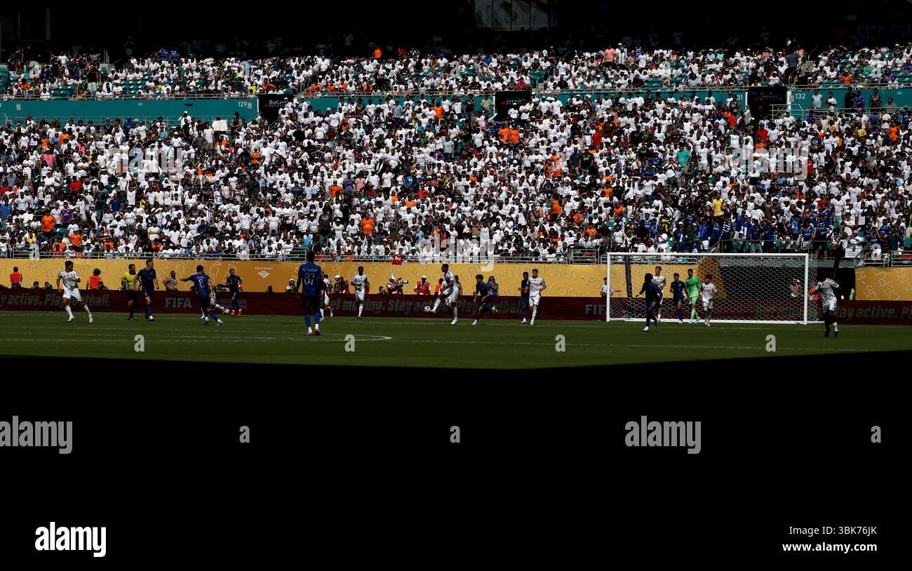 Miami, USA. Juni 2025. Die Spieler treten während des Gruppenspiels H zwischen Real Madrid C. F. aus Spanien und Al Hilal aus Saudi-Arabien an der FIFA Club-Weltmeisterschaft 2025 im Hard Rock Stadium in Miami, USA, am 18. Juni 2025 an. Quelle: Li Ming/Xinhua/Alamy Live News Stockfoto