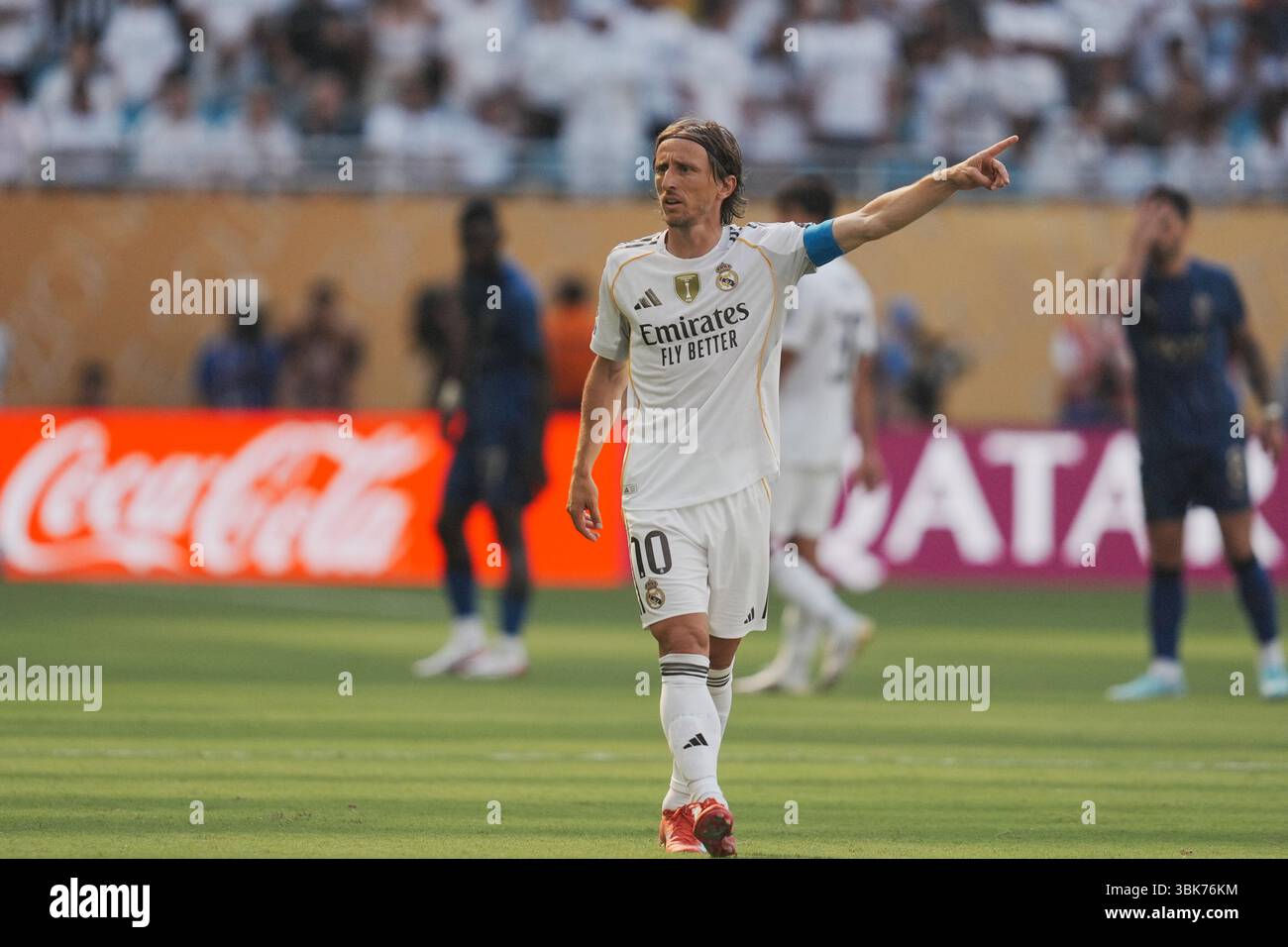 Miami, USA. Juni 2025. Luka Modric von Real Madrid Gesten beim Spiel der Gruppe H zwischen Real Madrid C. F. aus Spanien und Al Hilal aus Saudi-Arabien bei der FIFA Club-Weltmeisterschaft 2025 im Hard Rock Stadium, Miami, USA, 18. Juni 2025. Quelle: Huang Zongzhi/Xinhua/Alamy Live News Stockfoto