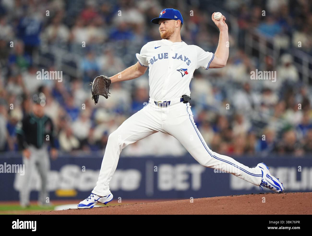 Toronto, Kanada. Juni 2025. Der Blue Jays Pitcher Eric Lauer (56) arbeitet am Mittwoch, den 18. Juni 2025, gegen die Arizona Diamondbacks während der ersten MLB-Aktion in Toronto. Quelle: The Canadian Press/Alamy Live News Stockfoto
