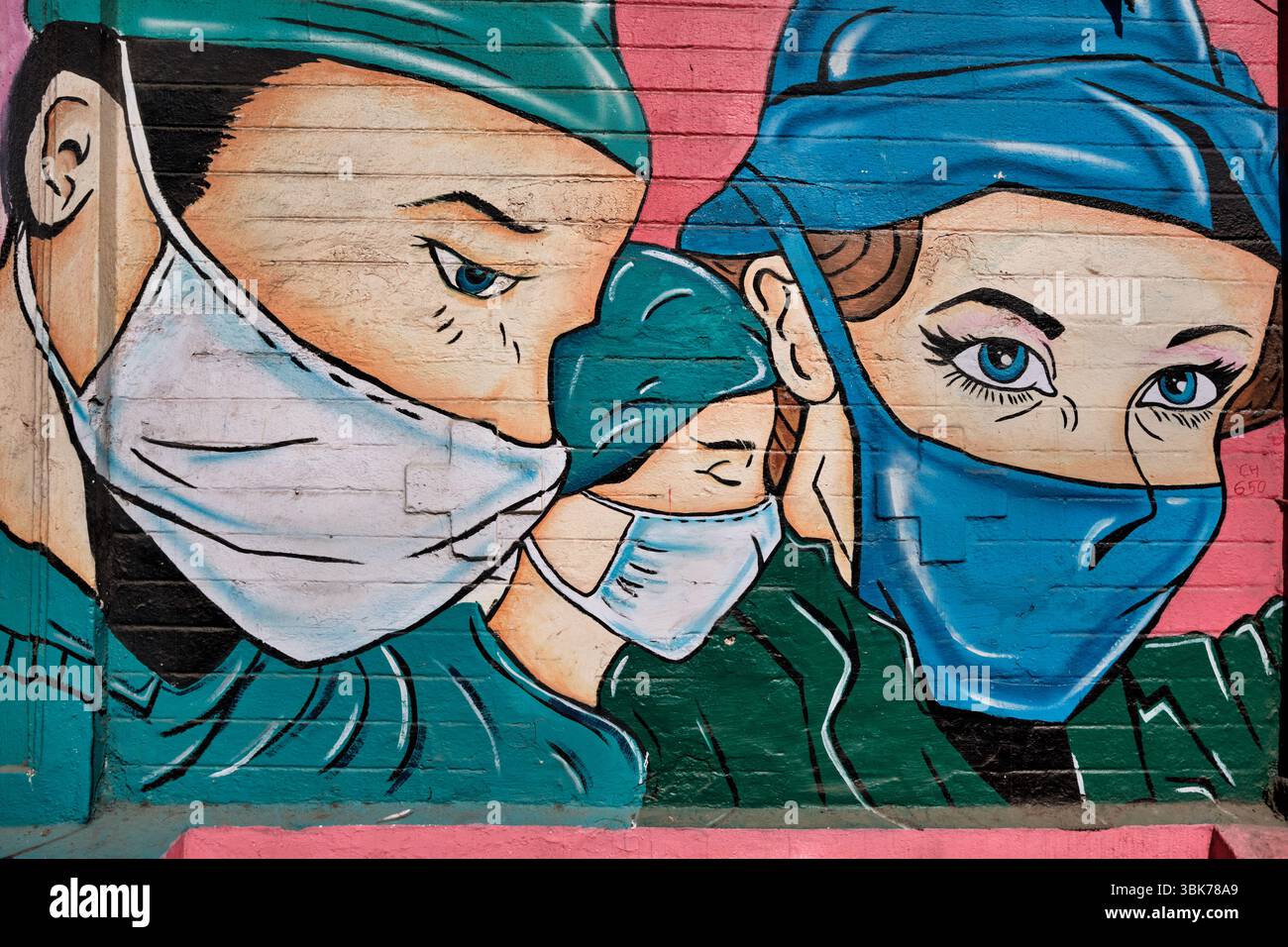 Ein Wandbild mit COVID-19-Thema in Byculla, Mumbai, Indien, das maskiertes medizinisches Personal darstellt, eine Art Hommage an medizinisches Personal, das während der C-19-Zeit arbeitete Stockfoto