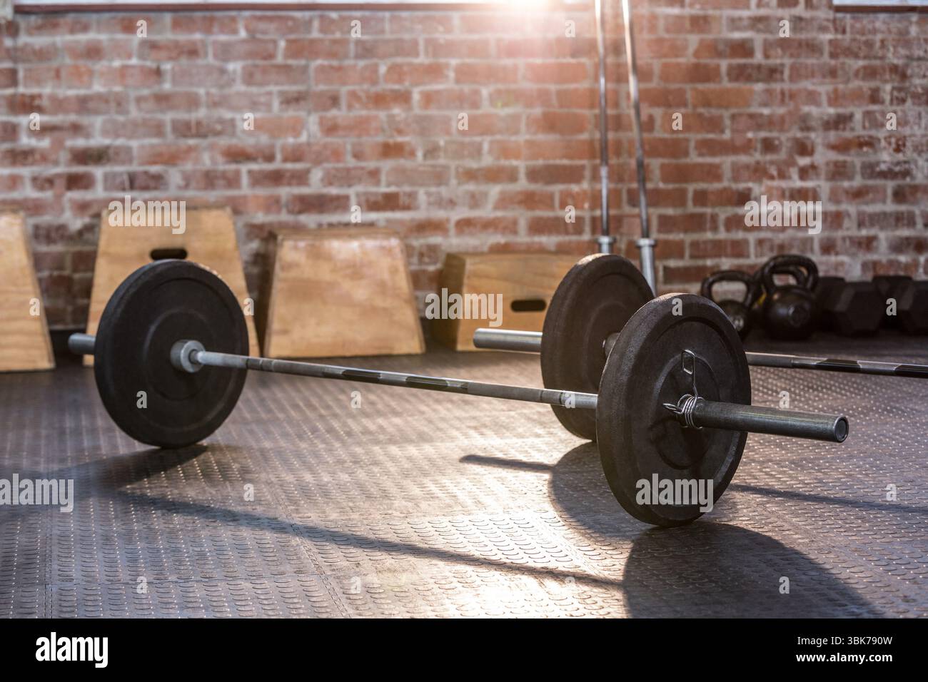 Die geladene Langhantel liegt auf dem Gummi-Fitnessboden in der flachen Vektor-Turnhalle-Illustration mit Kettlebells Stockfoto