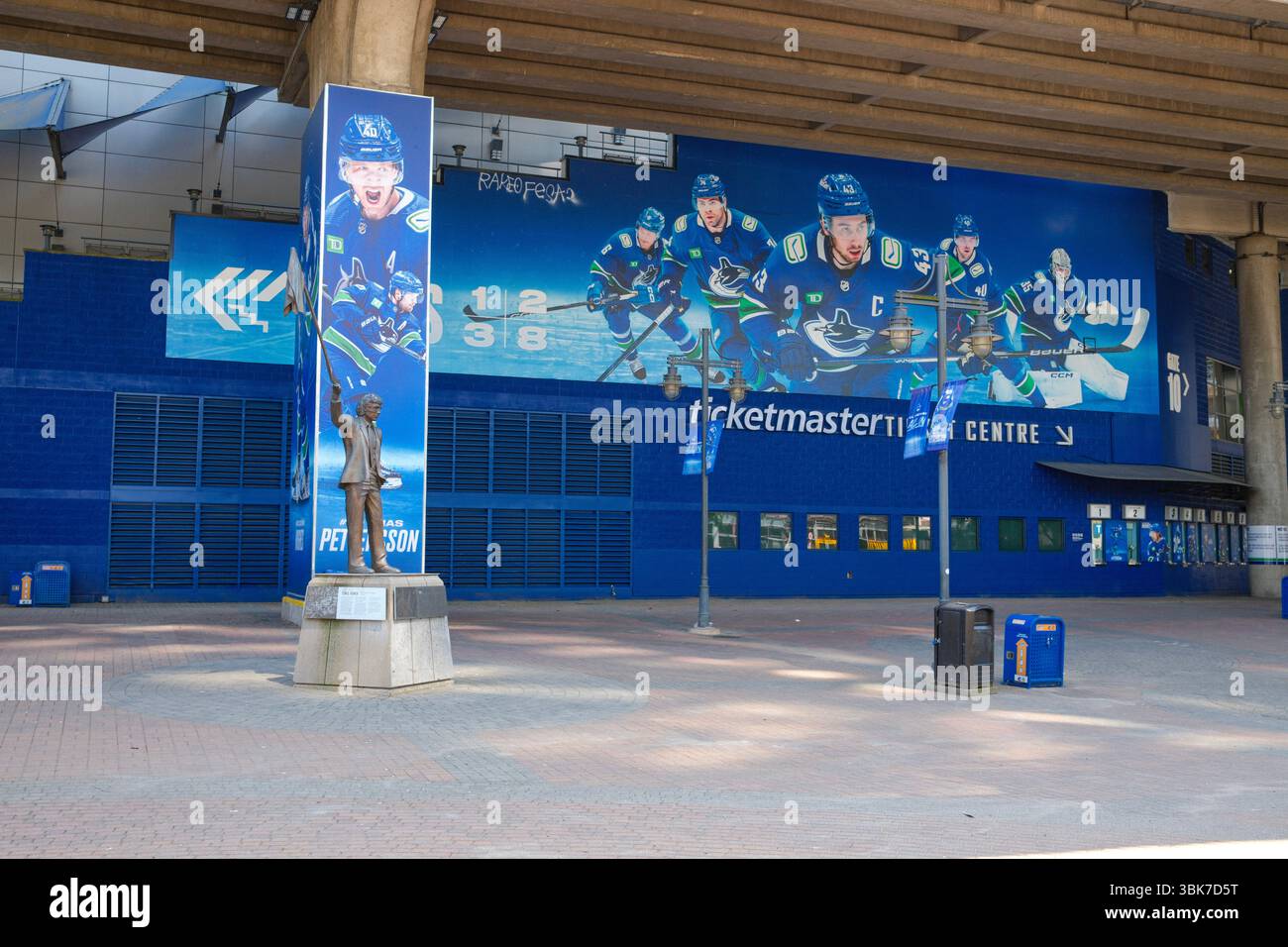 In der Nebensaison am Ticketmaster Booth in der Rogers Arena, Heimat der Vancouver Canucks, mit der berühmten Roger Neilson Statue. Stockfoto