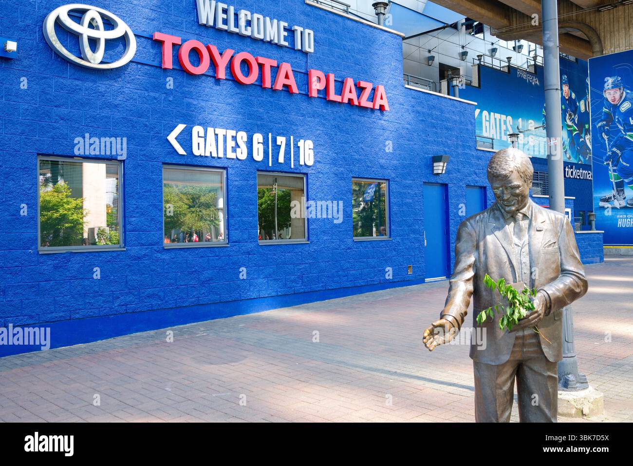Die Pat Quinn Bronzestatue am Pat Quinn Way in der Rogers Arena, Heimat der Vancouver Canucks. Stockfoto
