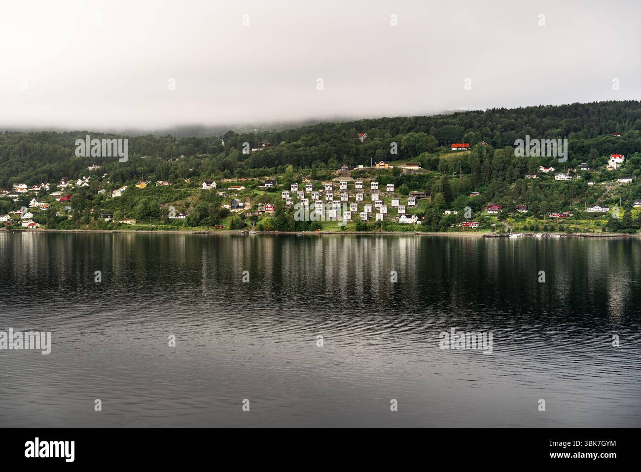 Das Dorf Sætre bietet eine Mischung aus traditioneller und moderner Architektur am Oslofjord. Die friedliche Landschaft spiegelt den Charme des norwegischen Küstenlebens wider Stockfoto