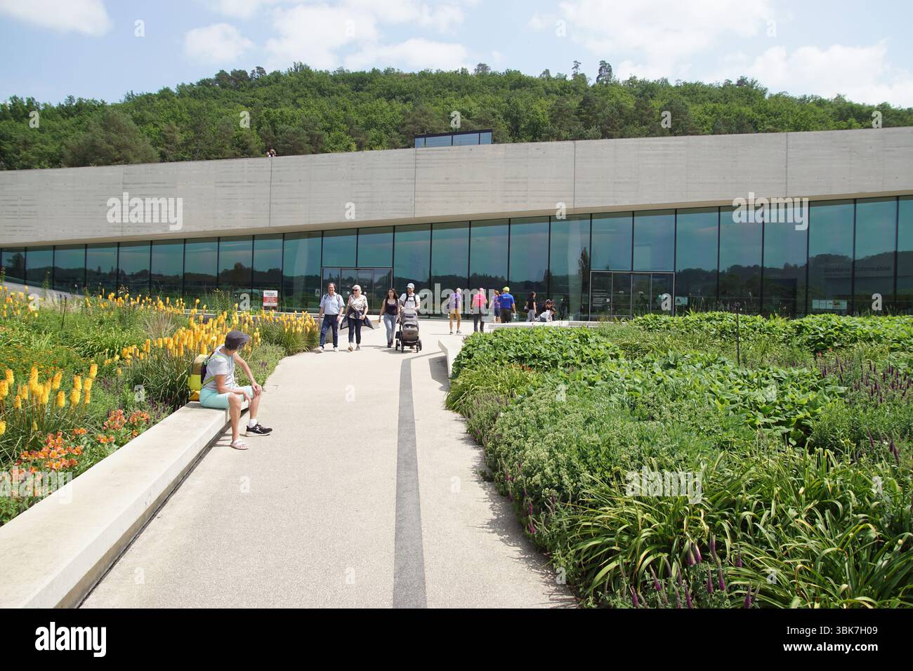 Außenansicht des Internationalen Zentrums für Höhlenkunst (Lascaux IV), Montignac, Dordogne, Frankreich. Juni. Blumen, Garten. Eingang. Stockfoto