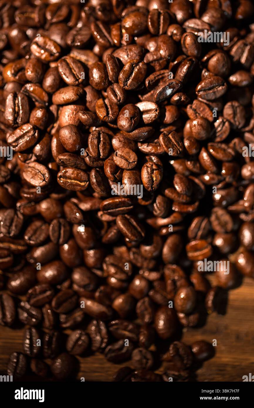 Die Illustration des flachen Vektors zeigt einen Stapel Kaffeebohnen, der auf einen Holztisch und einen Kopierraum verschüttet wird Stockfoto