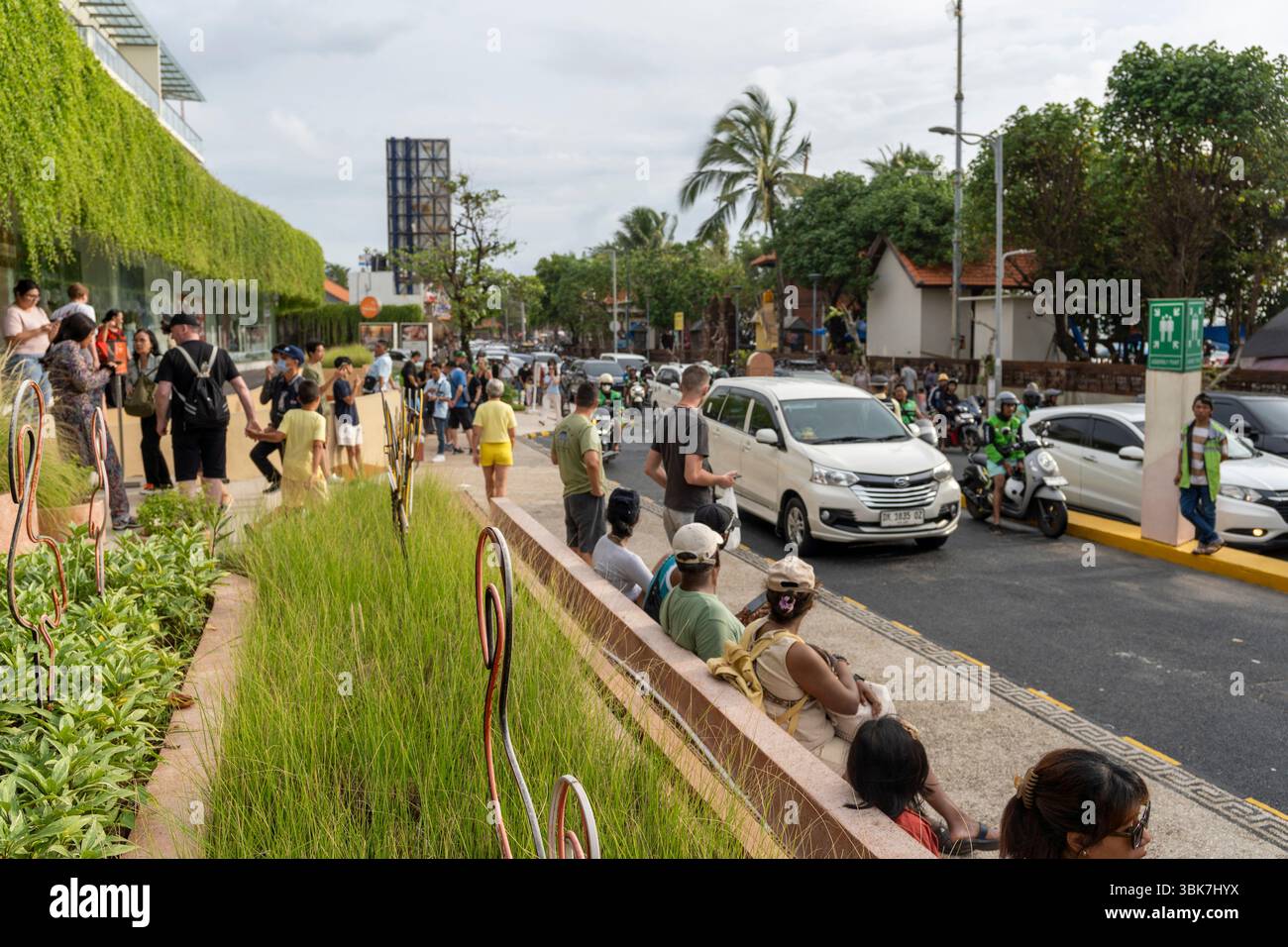 Bali, Indonesien - 25. Dezember 2024: Vor der Beachwall Mall befinden sich viele Autos und Motorräder Stockfoto