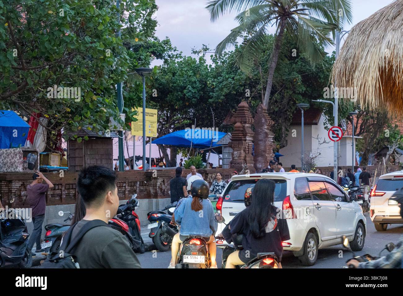 Bali, Indonesien - 25. Dezember 2024: Vor der Beachwall Mall befinden sich viele Autos und Motorräder Stockfoto
