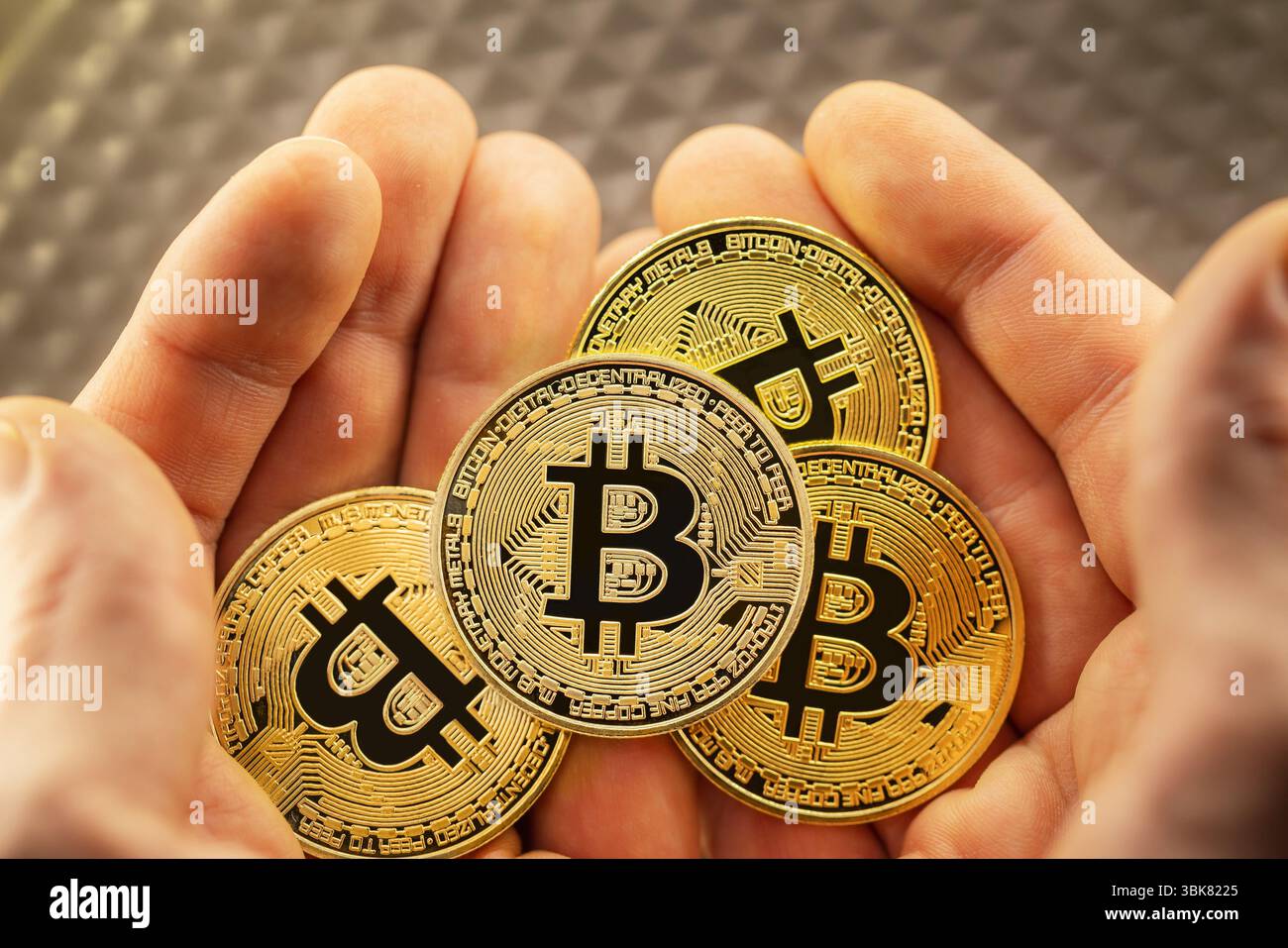 Physische Bitcoin in den Händen gehalten Nahaufnahme Stockfoto