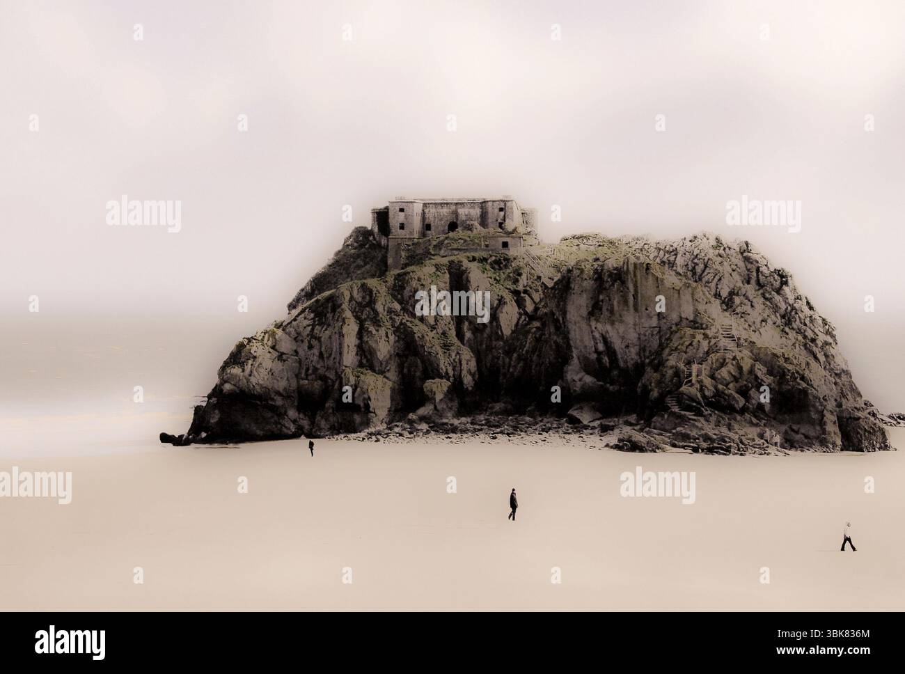 Ruine des Palmerston Fort auf Saint Catherine’s Rock oder Island in Tenby, Pembrokeshire, Wales, Großbritannien, erbaut um 1870, unter Angst vor einer französischen Invasion bei Ebbe. Digitale Kunstwerke, die aus der Bilderfassung von 2008 entstanden sind, wurden bearbeitet, um ein verblasstes Beispiel eines Autochroms zu replizieren, ein Druck, der durch das frühe Farbfotografieverfahren hergestellt wurde, das 1903 von den Brüdern Lumière patentiert wurde. Stockfoto
