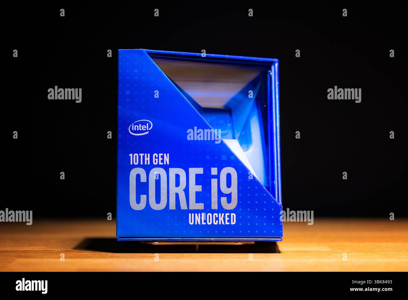 BUDAPEST, UNGARN – CA. 2021: Intel Core i9 CPU der 10. Generation mit 10 Kernen und 20 Threads im Nahbereich Stockfoto