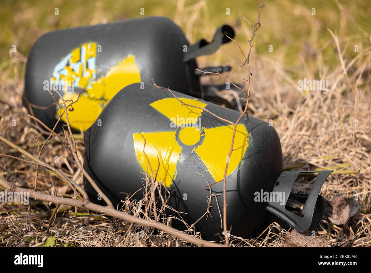 Radioaktiver Abfall wird als Müll weggeworfen. Hochwertige 4k-Aufnahmen Stockfoto