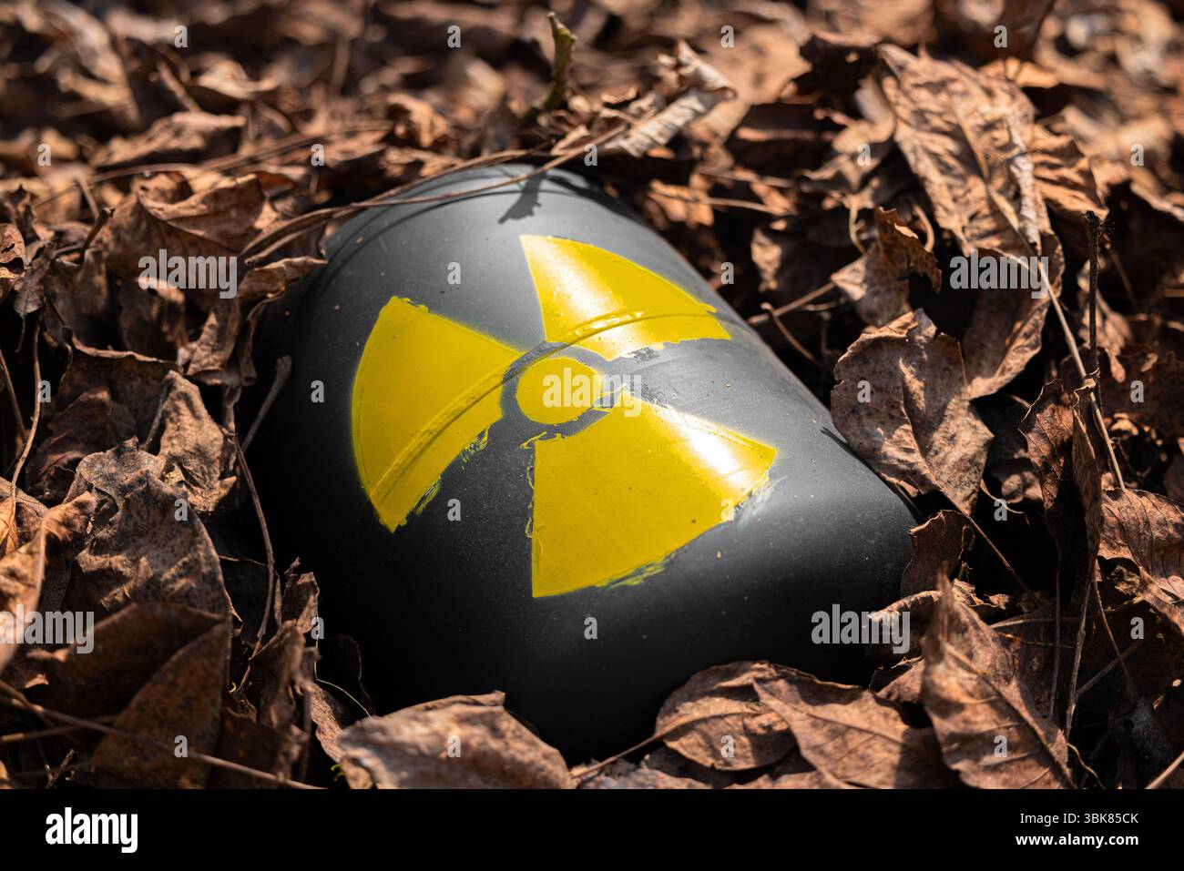 Radioaktiver Abfall wird als Müll weggeworfen. Hochwertige 4k-Aufnahmen Stockfoto