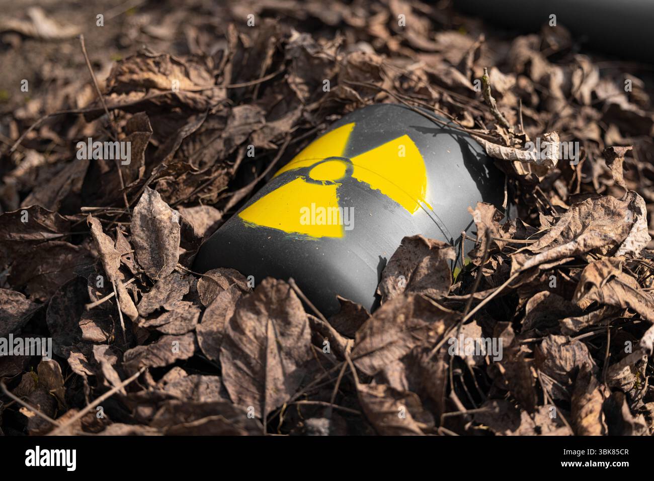 Radioaktiver Abfall wird als Müll weggeworfen. Hochwertige 4k-Aufnahmen Stockfoto