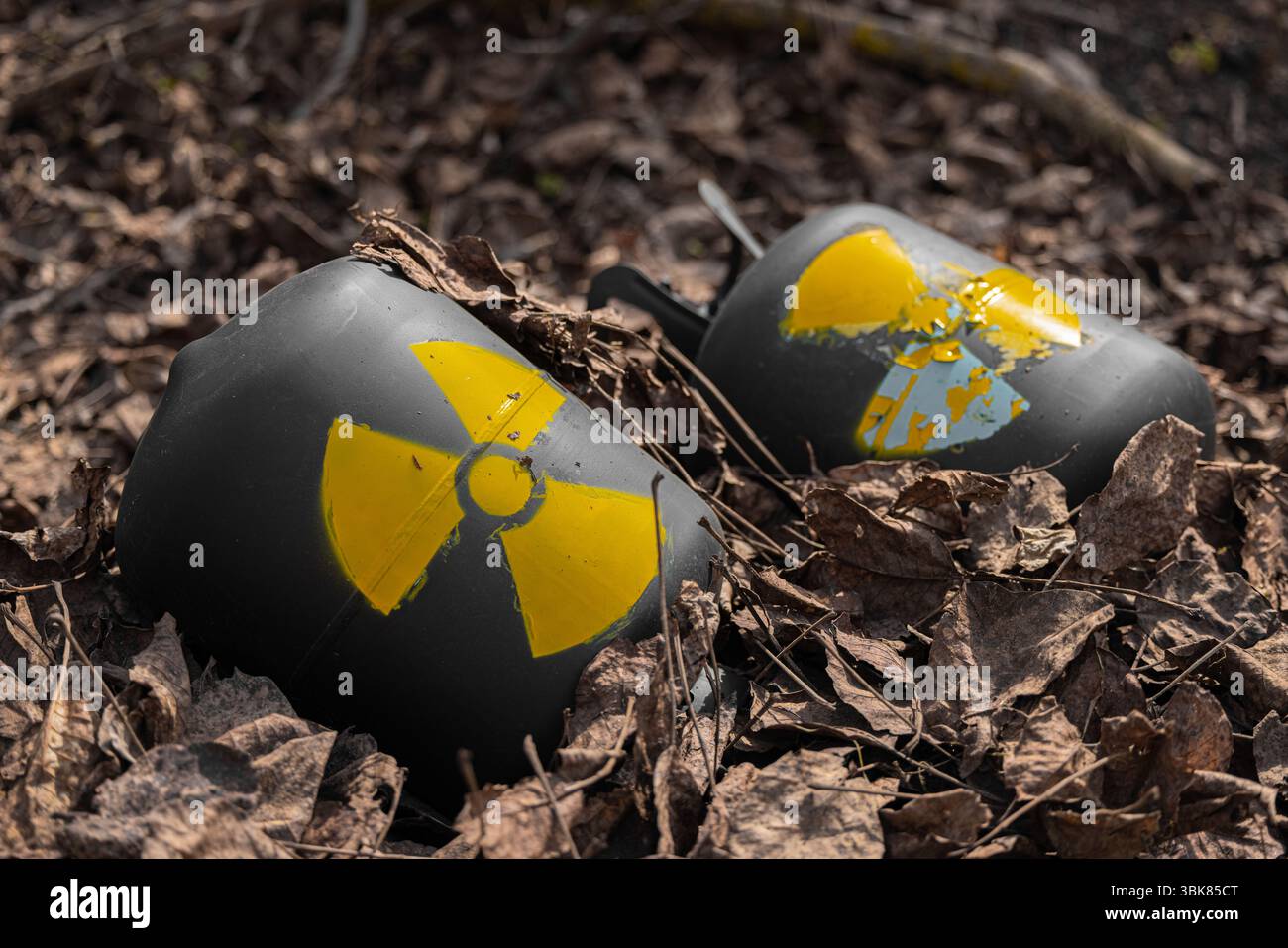 Radioaktiver Abfall wird als Müll weggeworfen. Hochwertige 4k-Aufnahmen Stockfoto