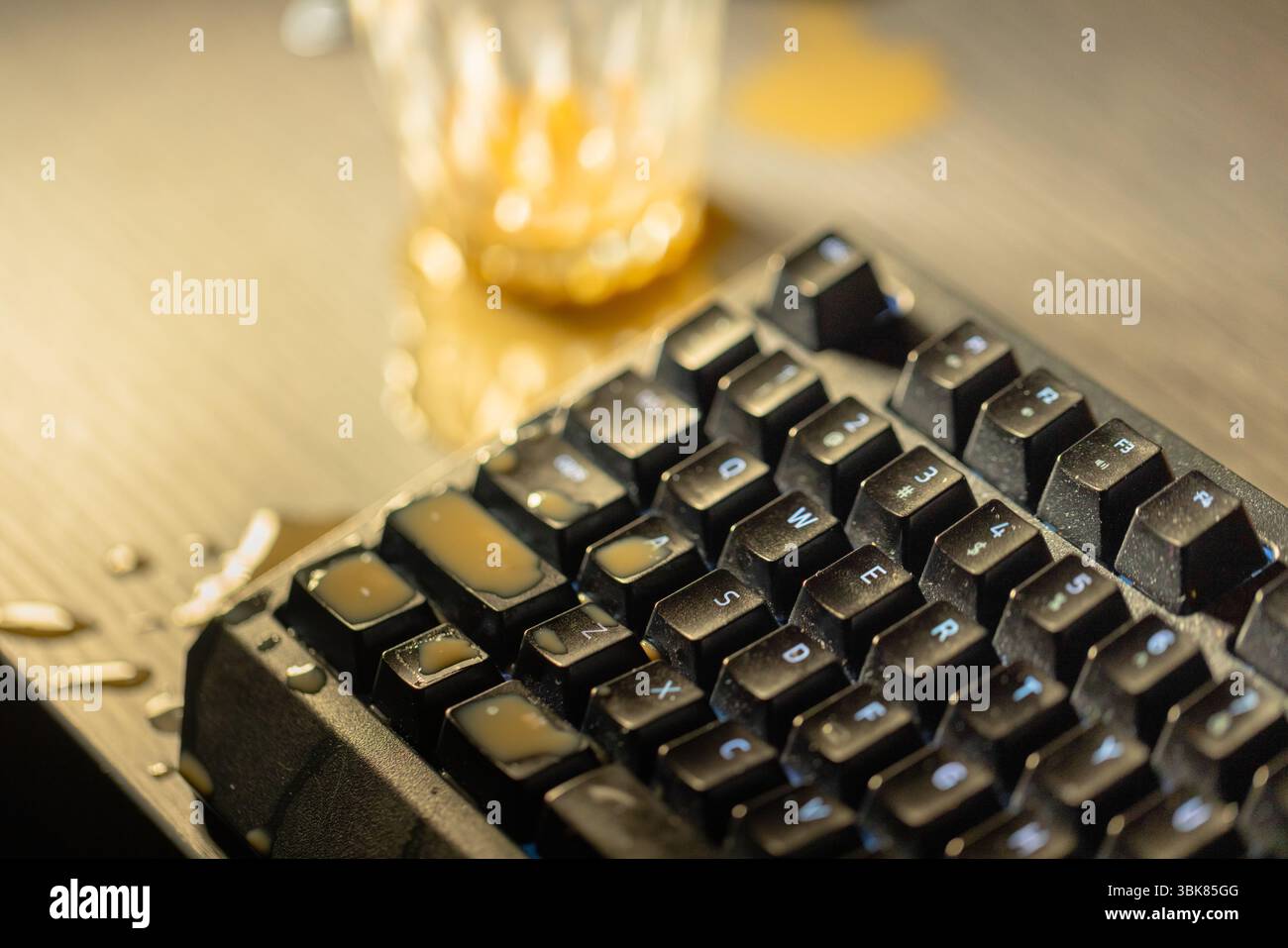 Kaffee ist auf die mechanische Tastatur der Computernähe verschüttet Stockfoto