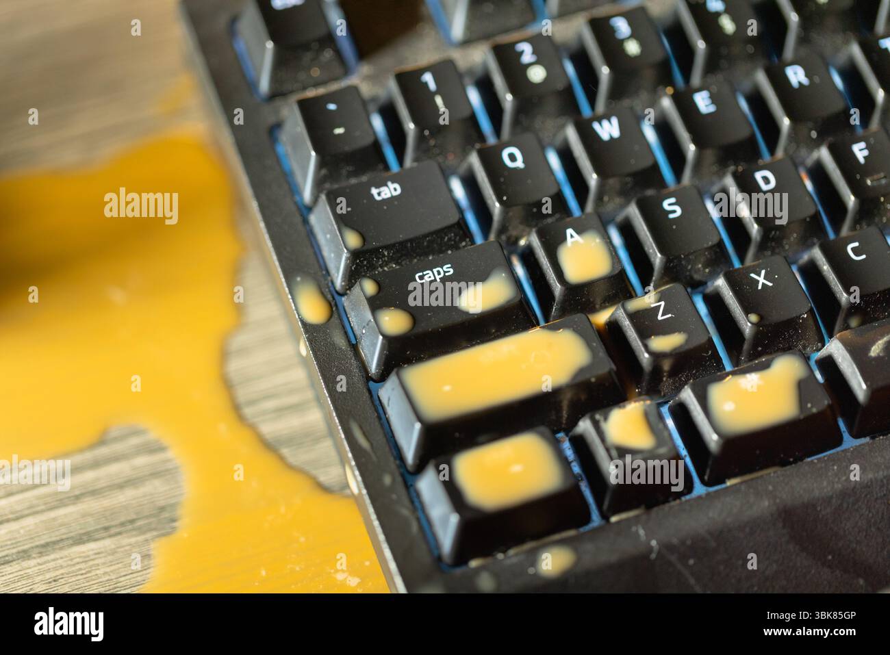 Kaffee ist auf die mechanische Tastatur der Computernähe verschüttet Stockfoto