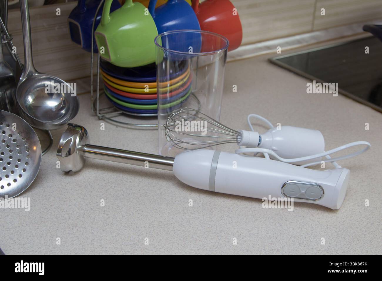 Die Küche hat einen Stabmixer zum Kochen Stockfoto