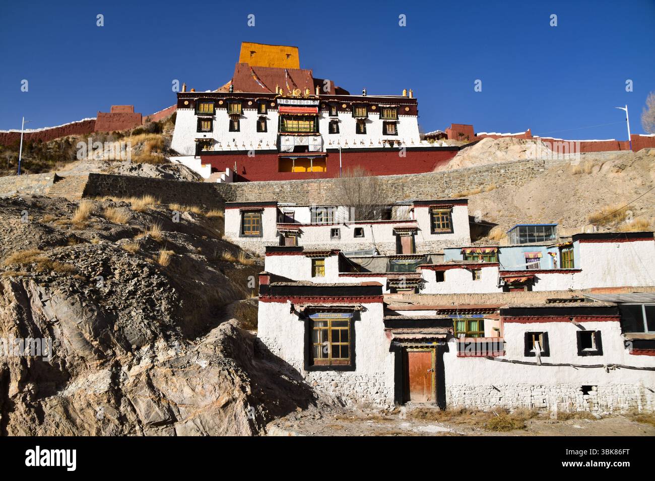 Gebäude des Klosters Pelkor in Gyantse, Tibet, in den Felsen gehauen Stockfoto