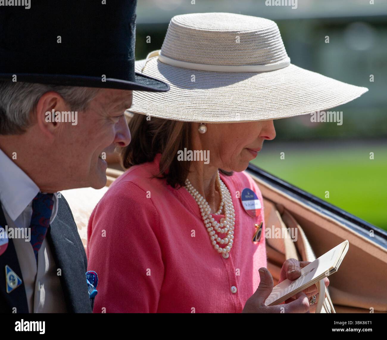 Ascot, Berkshire, Großbritannien. Juni 2025. Lady Sarah Chatto und ihr Ehemann Daniel Chatto kamen bei der königlichen Prozession auf der Ascot Racecourse in Berkshire am zweiten Tag von Royal Ascot 2025 an. Lady Sarah Chatto ist die Tochter der verstorbenen Prinzessin Margaret. Quelle: Maureen McLean/Alamy Live News Stockfoto