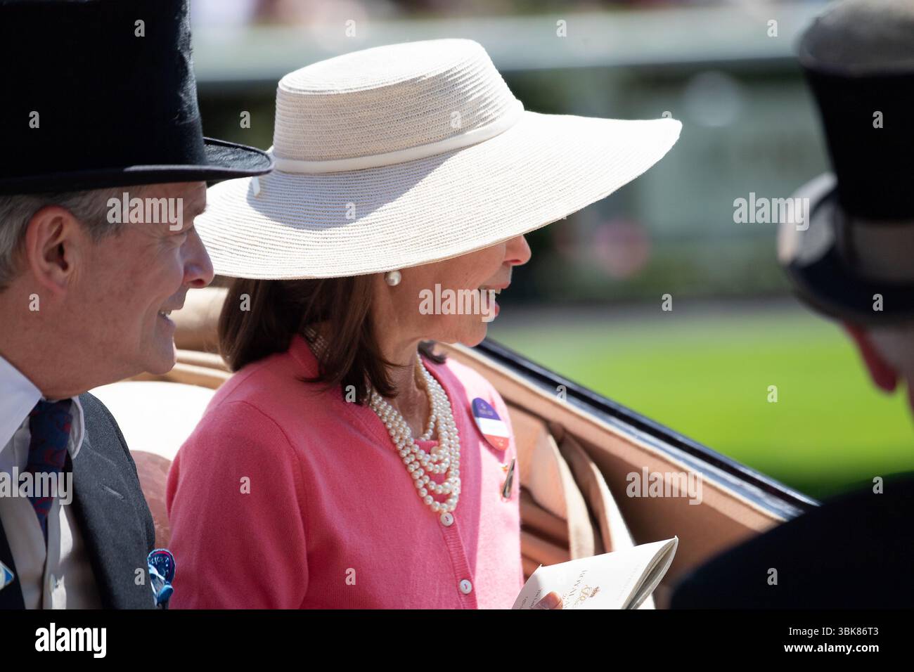 Ascot, Berkshire, Großbritannien. Juni 2025. Lady Sarah Chatto und ihr Ehemann Daniel Chatto kamen bei der königlichen Prozession auf der Ascot Racecourse in Berkshire am zweiten Tag von Royal Ascot 2025 an. Lady Sarah Chatto ist die Tochter der verstorbenen Prinzessin Margaret. Quelle: Maureen McLean/Alamy Live News Stockfoto