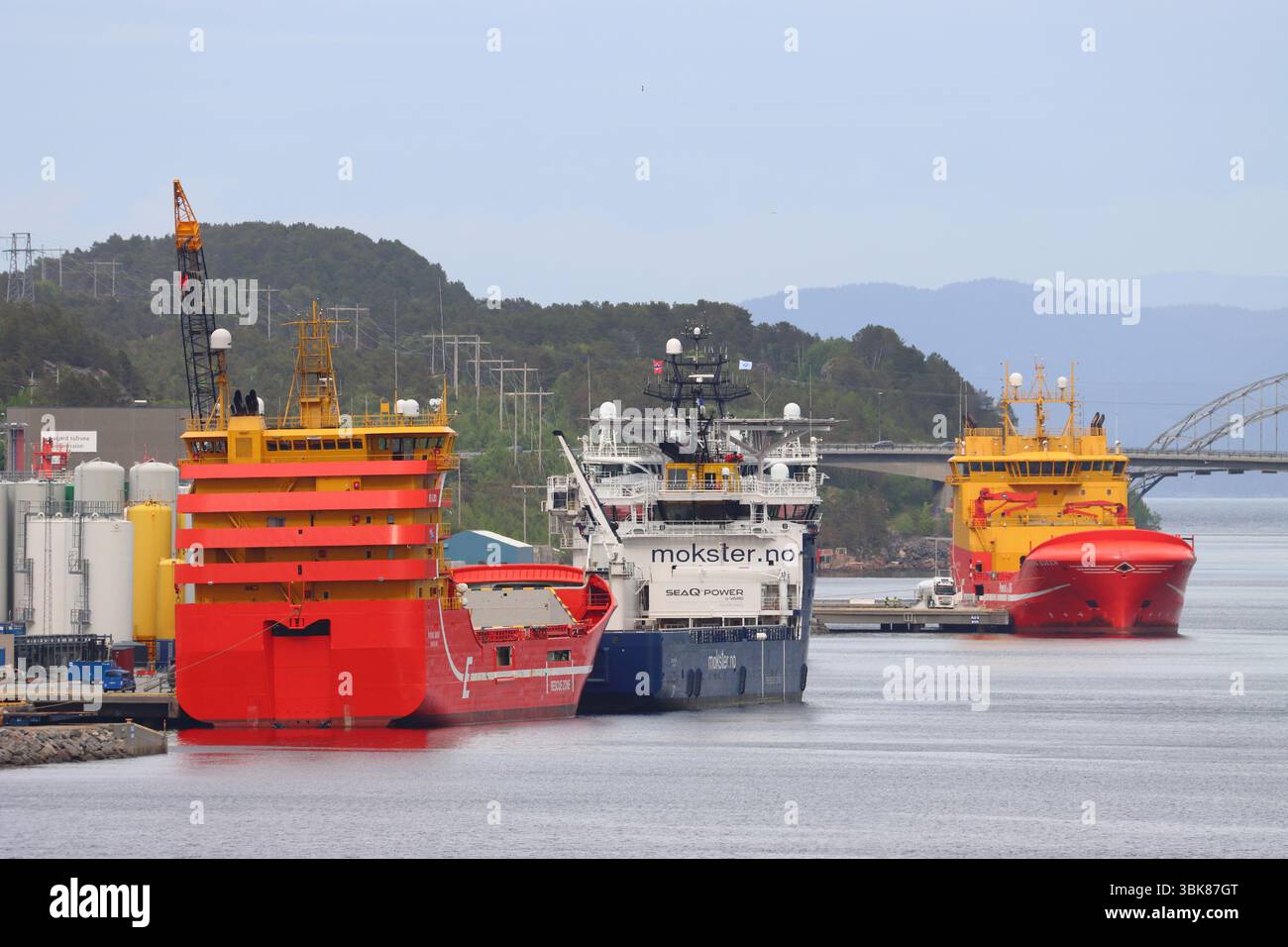 Schiffe zur Unterstützung der Energiewirtschaft, die in Kristiansund, Norwegen, vor Anker gebracht wurden Stockfoto