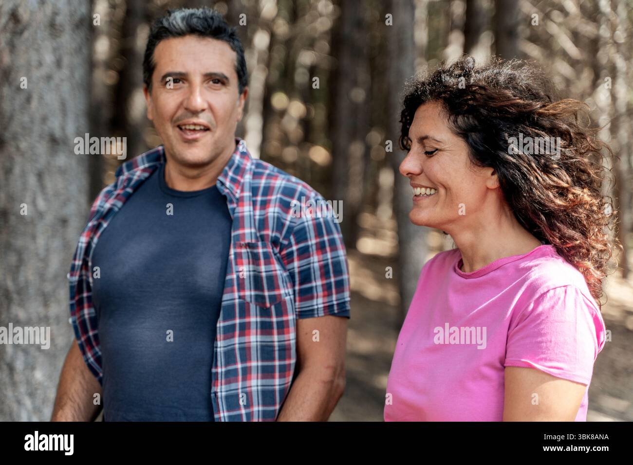 Ein wunderschönes reifes Paar, das lächelt und miteinander redet. Ein Mann und eine Frau, die einen glücklichen, gesunden und aktiven Lebensstil im Freien genießen Stockfoto