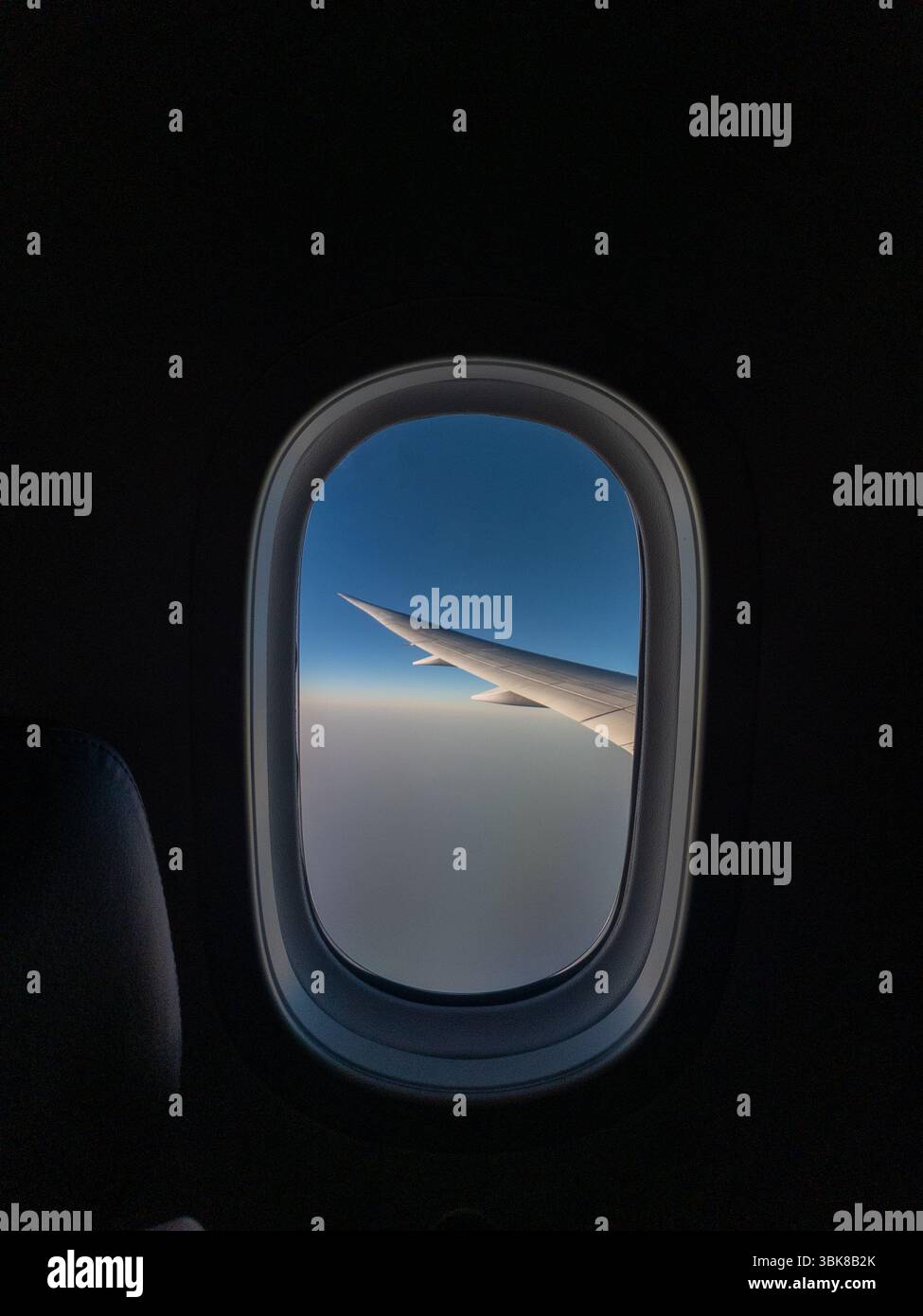 Blick auf den Flugzeugflügel von einem Etihad-Flug von Lissabon nach Abu Dhabi Stockfoto