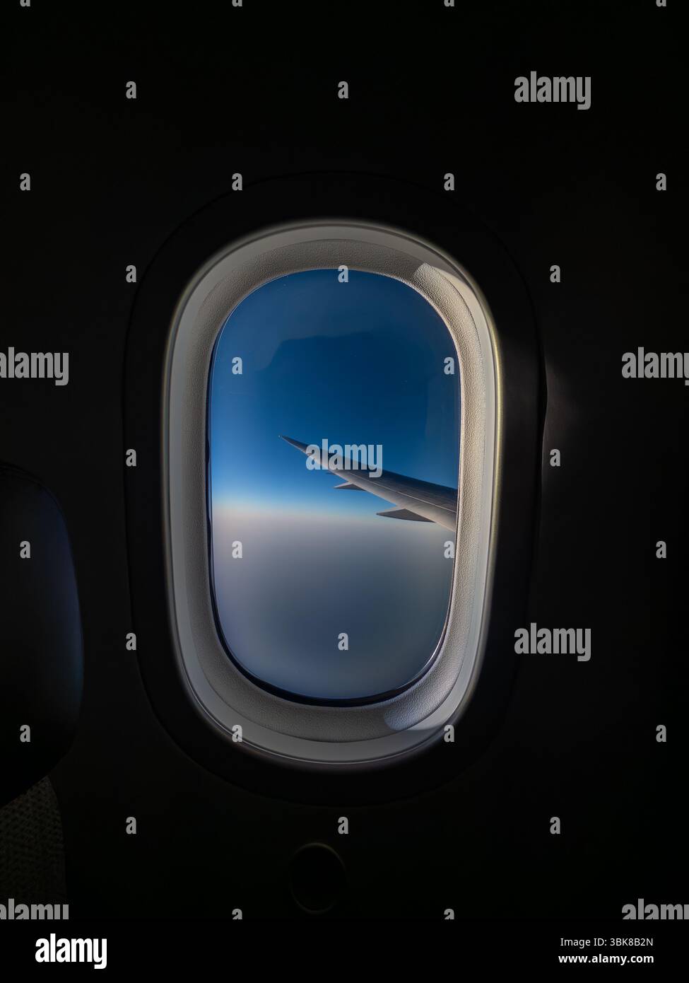 Blick auf den Flugzeugflügel von einem Etihad-Flug von Lissabon nach Abu Dhabi Stockfoto