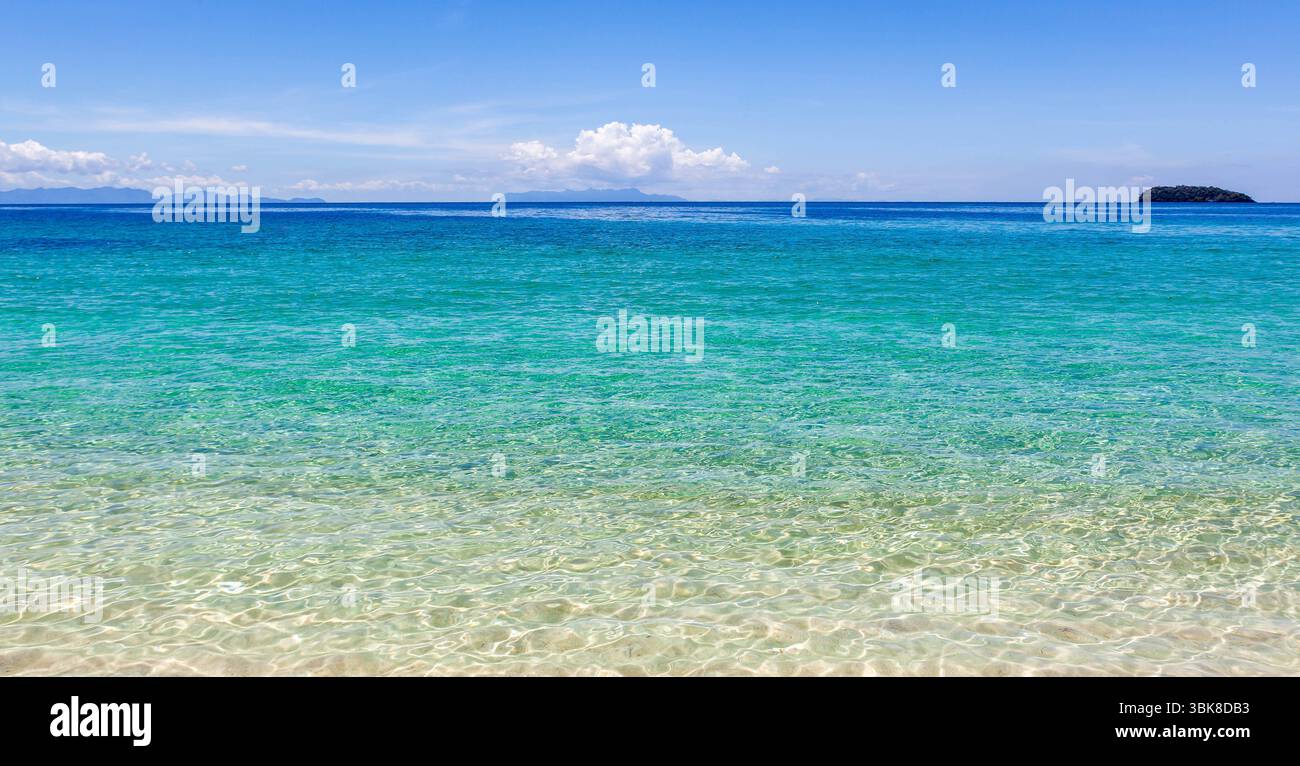 Kristallklares türkisfarbenes Andamanenmeer unter blauem Himmel. Wunderschöne tropische Meereslandschaft. Koh Adang, Thailand. Stockfoto Kristallklares türkisfarbenes Andamanenmeer unter blauem Himmel. Wunderschöne tropische Meereslandschaft. Koh Adang, Thailand. Stockfoto