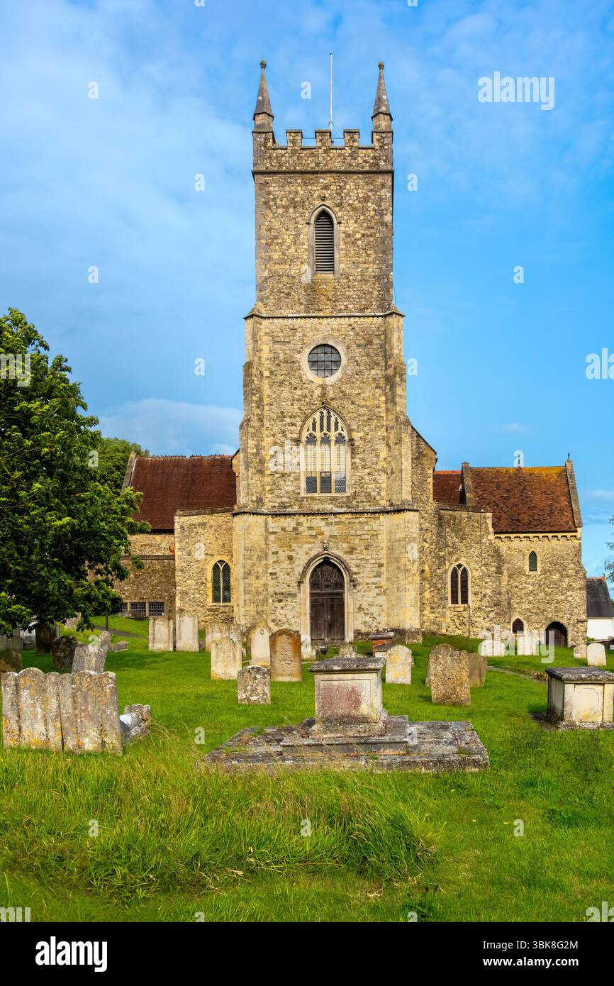 St. Leonard's mittelalterliche Kirche in Hythe Kent, Großbritannien, im goldenen Glanz des Sonnenlichts getaucht Stockfoto