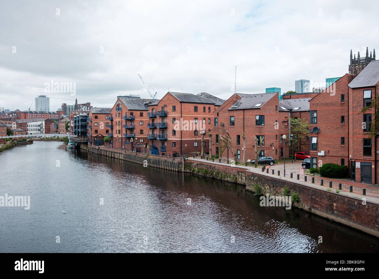 Leeds England: 3. Juni 2024: Der malerische Fluss Aire fließt durch das Stadtzentrum von leeds Stockfoto
