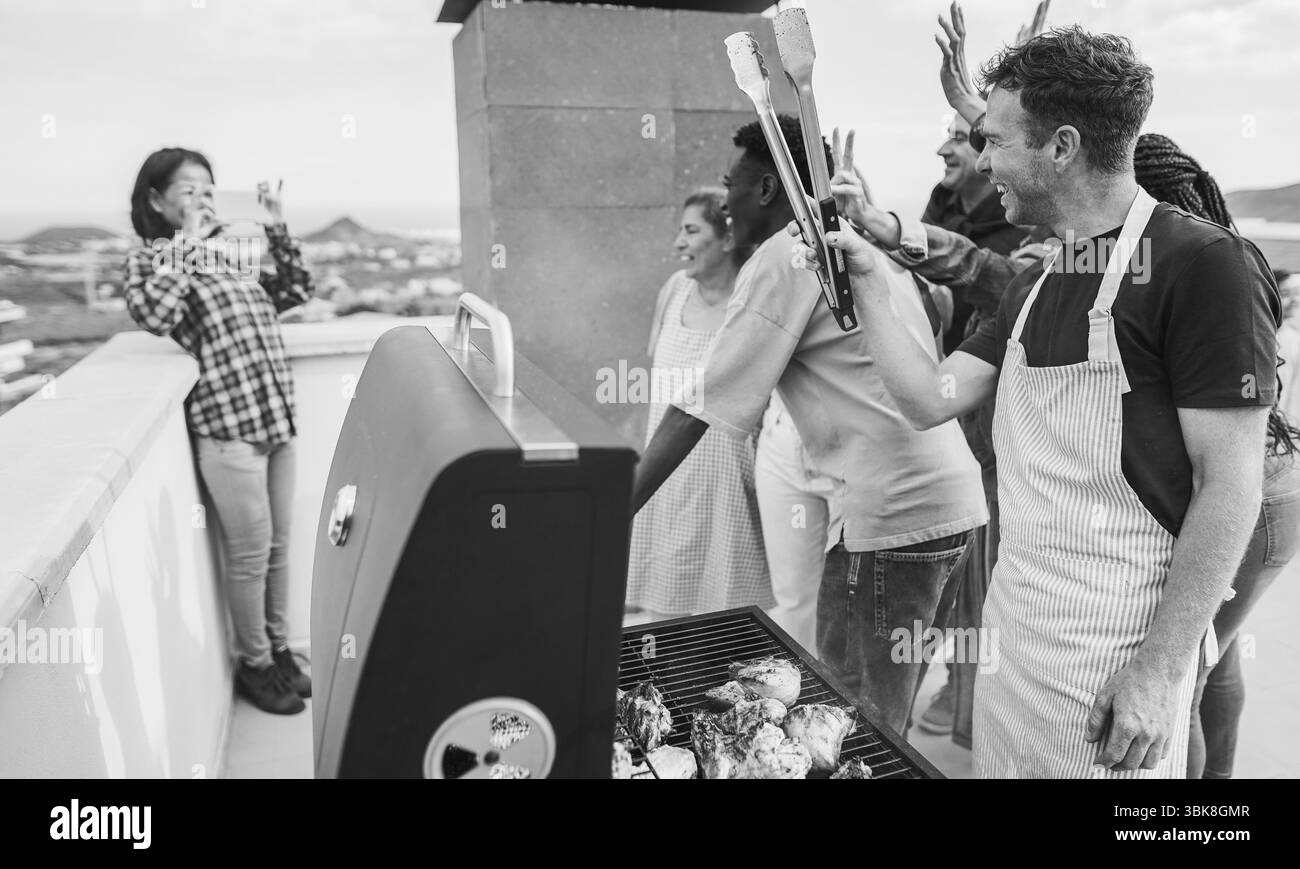 Familienmitglieder, die Spaß beim Barbecue-Abendessen haben - Gruppe von Freunden, die gemeinsam Selfie machen - Essen, Freundschaft und Sommer-Lifestyle-Konzept - Fokus auf man c Stockfoto