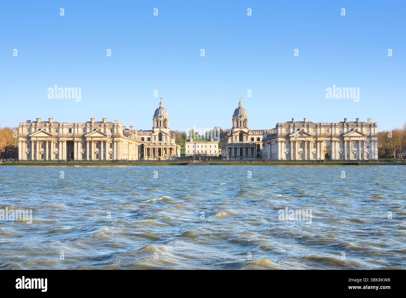 Blick auf das Old Royal Naval College, Maritime Greenwich, von der anderen Seite der Themse bei Island Gardens auf der Isle of Dogs, London, England, Großbritannien Stockfoto
