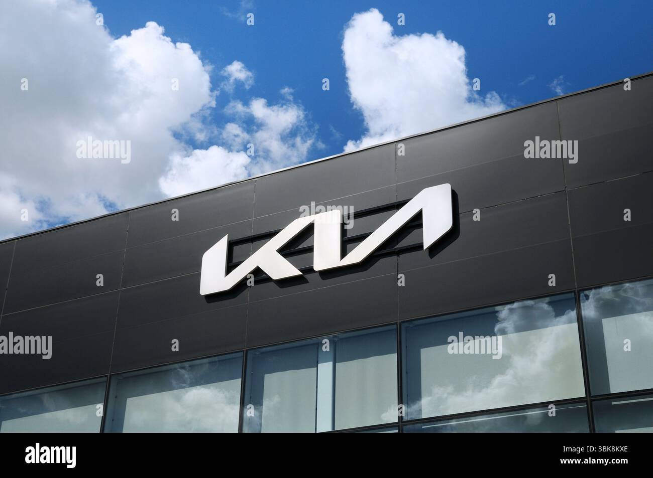 Neues Logo der Marke KIA auf der Außenseite eines Autohändlers. Stockfoto