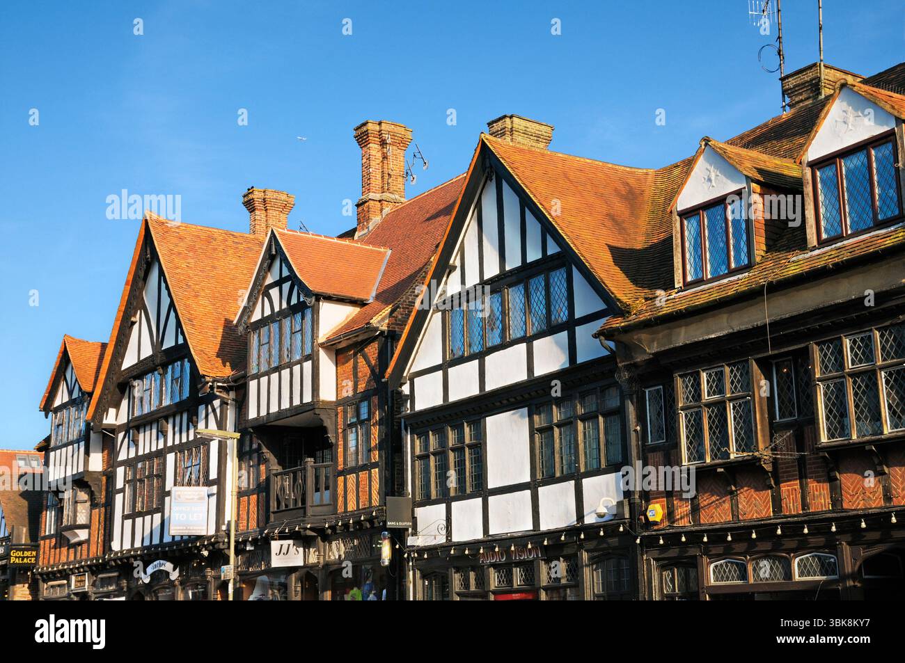 Mock tudor schwarz-weiße Fachwerkgebäude mit bleihaltigen Lichtfenstern, Oxted High Street, Surrey, England, Großbritannien. Architektur im Tudor-Revival-Stil Stockfoto