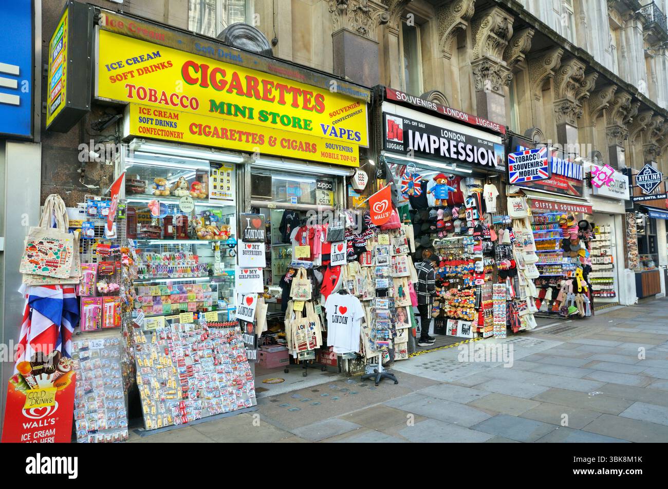Eine Reihe von Souvenirläden im West End von London, England, Großbritannien. Tourismus, Souvenirs, Tourismusbranche, Geschäft, Einzelhandel, Geschäfte, Waren, Einkäufe Stockfoto