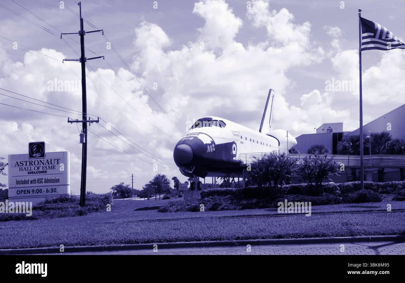Space Shuttle und Schild an der United States Astronaut Hall of Fame, Kennedy Space Center Visitor Complex, Titusville, Florida, USA. Stockfoto